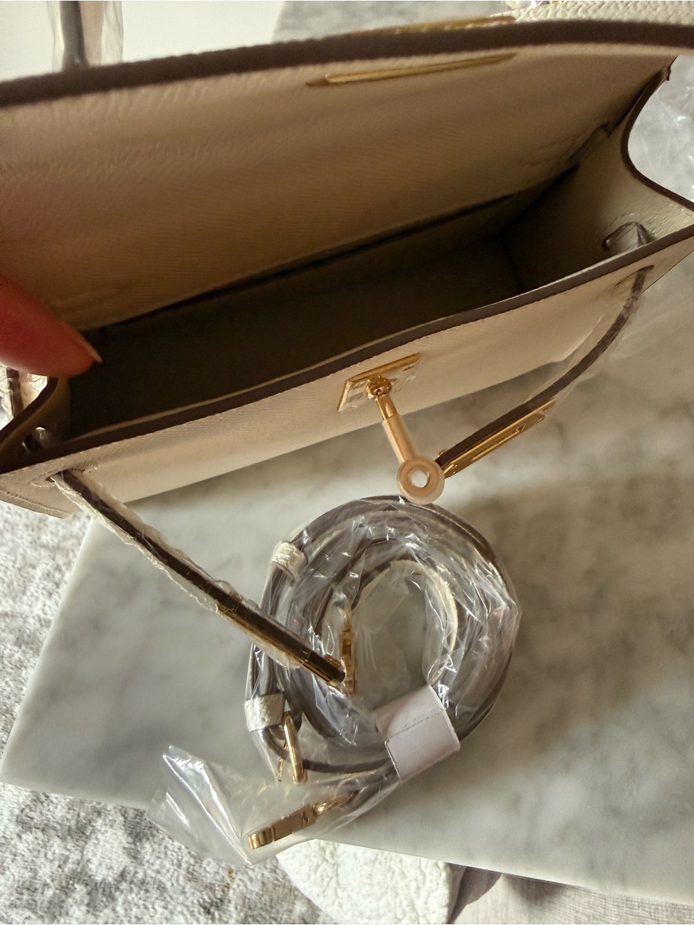 Elegant Cream Top-Handle Women’s Bag with Gold Hardware - Picture 4 of 8